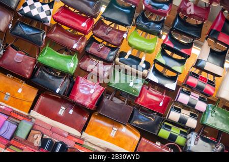 Sacs en vente sur la Piazza della Repubblica, Florence, du Campanile du Duomo, Italie Banque D'Images