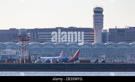 Vue de l'autre côté de la rivière Potomac à Washington, D.C. en regardant l'aéroport national Reagan Washington par temps ensoleillé. Banque D'Images