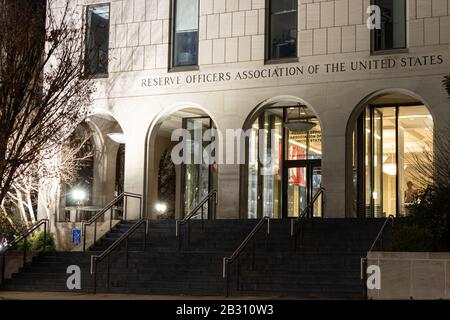 Devant le bureau de l'Association des officiers de réserve des États-Unis sur Constitution Ave. À DC vu la nuit. Banque D'Images