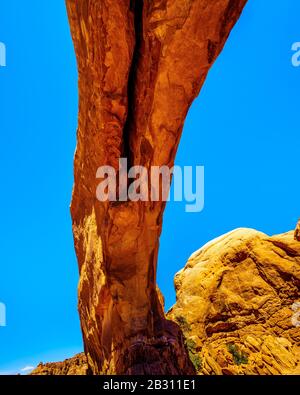 La délicate Arc de Sandstone de l'Arc de fenêtre Nord, l'une des nombreuses grandes Arches de Sandstone dans Arches National Park Utah, États-Unis Banque D'Images