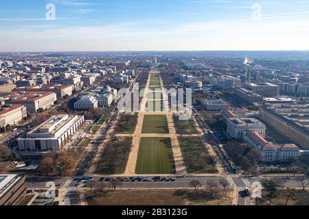 Vue depuis le sommet du Washington Monument en regardant le National Mall vers le Capitole américain. Banque D'Images