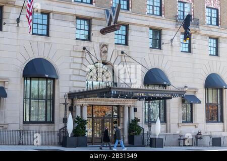 WASHINGTON, DC, USA - 12 décembre 2019: Entrée au luxueux W Hotel by Marriott sur la 15ème rue dans le centre-ville de Washington D.C. Banque D'Images