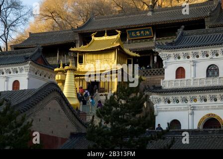 Temple De Xiantong, Wutaishan, Province De Shanxi, Chine. La salle de bronze dorée, coulée en 1606, réplique un pavillon de la dynastie Ming. Banque D'Images