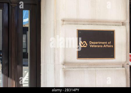 Le logo du département AMÉRICAIN des Anciens combattants sur le côté de leur bureau principal à Washington. Banque D'Images