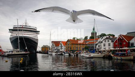 STAVANGER, NORVÈGE, LE 03 JUILLET 2010. Vue sur la reine Viktoria amarrée au quai. Bateaux et port, en fonte. Oiseau. Utilisation éditoriale. Banque D'Images