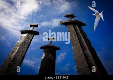 STAVANGER, NORVÈGE, LE 03 JUILLET 2010. Le Monument Aux Trois Swords. Soleil éclatant et oiseaux de mer. Utilisation éditoriale. Banque D'Images