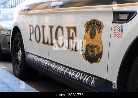 Badge de la division en uniforme du service secret des États-Unis sur le côté d'un croiseur de police dans le centre-ville de Washington. Banque D'Images