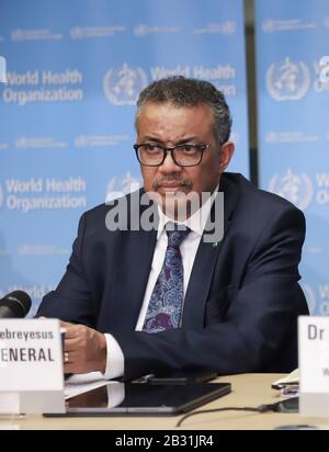 Genève, Suisse. 3 mars 2020. Organisation mondiale de la santé (OMS) le Directeur général Tedros Adhanom Ghebreyesus assiste à un briefing quotidien à Genève, en Suisse, le 3 mars 2020. Le chef de l'Organisation mondiale de la santé (OMS) a appelé les fabricants à augmenter de toute urgence la production pour répondre à la demande et garantir l'approvisionnement en équipements de protection individuelle (EPI) dans le monde entier comme COVID-19, la maladie causée par le nouveau coronavirus, a frappé plus de pays. Crédit: Chen Junxia/Xinhua/Alay Live News Banque D'Images