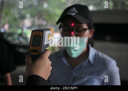 Bogor, Indonésie. 03ème mars 2020. Une femme est vérifiée par un pistolet thermique à l'hôpital de Bogor, à Java Ouest, en Indonésie, le mardi 3 mars 2020. Plusieurs hôpitaux de West Java sont prêts avec du personnel médical, des salles de traitement et des équipements spéciaux pour les soins des patients infectés par le virus Corona (Covid 19). (Photo de Aditya Saputra/INA photo Agency/Sipa USA) crédit: SIPA USA/Alay Live News Banque D'Images