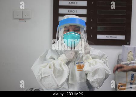 Bogor, Indonésie. 03ème mars 2020. Les officiers portant une combinaison et un masque hazmat à l'hôpital, Bogor, West Java, Indonésie, le mardi 3 mars 2020. Plusieurs hôpitaux de West Java sont prêts avec du personnel médical, des salles de traitement et des équipements spéciaux pour les soins des patients infectés par le virus Corona (Covid 19). (Photo de Aditya Saputra/INA photo Agency/Sipa USA) crédit: SIPA USA/Alay Live News Banque D'Images