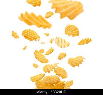 Les chips de pommes de terre cannelées sont levées sur un fond blanc Banque D'Images