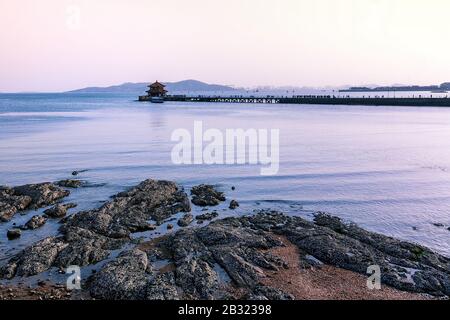 Shandong, Shandong, Chine. 4 mars 2020. Shandong, CHINE-le paysage urbain de Qingdao, province de Shandong.Cette ville de bord de mer a les vagues bleues qui déchient la mer, les mouettes qui vivent sur la mer, la plage pleine de soleil, l'architecture européenne qui porte l'histoire et la culture, le paysage est unique et beau. Crédit: Sipa Asia/Zuma Wire/Alay Live News Banque D'Images