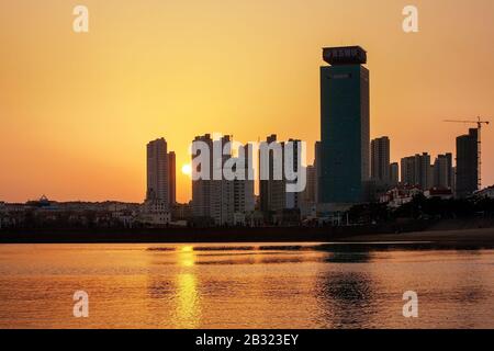 Shandong, Shandong, Chine. 4 mars 2020. Shandong, CHINE-le paysage urbain de Qingdao, province de Shandong.Cette ville de bord de mer a les vagues bleues qui déchient la mer, les mouettes qui vivent sur la mer, la plage pleine de soleil, l'architecture européenne qui porte l'histoire et la culture, le paysage est unique et beau. Crédit: Sipa Asia/Zuma Wire/Alay Live News Banque D'Images