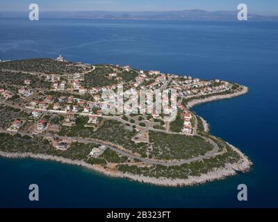 VUE AÉRIENNE.Destination touristique hors saison située sur un promontoire rocheux surplombant la mer Égée.Arkadiko Chorio, Péloponnèse, Grèce. Banque D'Images