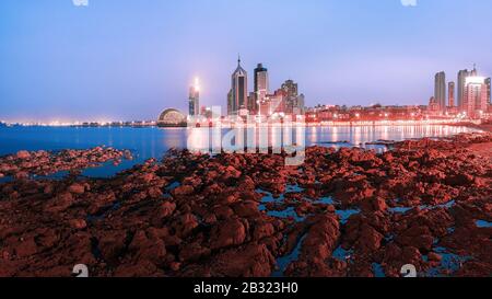 Shandong, Shandong, Chine. 4 mars 2020. Shandong, CHINE-le paysage urbain de Qingdao, province de Shandong.Cette ville de bord de mer a les vagues bleues qui déchient la mer, les mouettes qui vivent sur la mer, la plage pleine de soleil, l'architecture européenne qui porte l'histoire et la culture, le paysage est unique et beau. Crédit: Sipa Asia/Zuma Wire/Alay Live News Banque D'Images