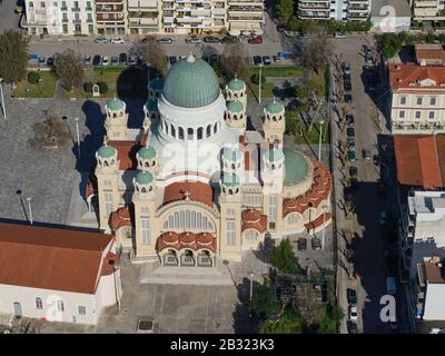 VUE AÉRIENNE.Grande cathédrale grecque orthodoxe.Cathédrale Saint-Andrew, Patras, Grèce occidentale, péninsule du Péloponnèse, Grèce. Banque D'Images