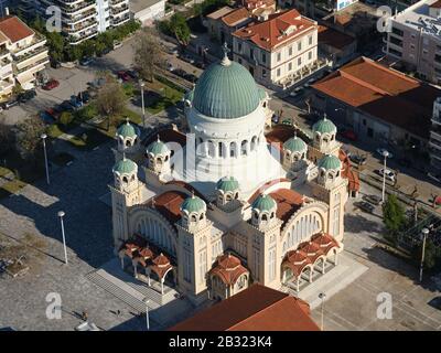 VUE AÉRIENNE.Grande cathédrale grecque orthodoxe.Cathédrale Saint-Andrew, Patras, Grèce occidentale, péninsule du Péloponnèse, Grèce. Banque D'Images