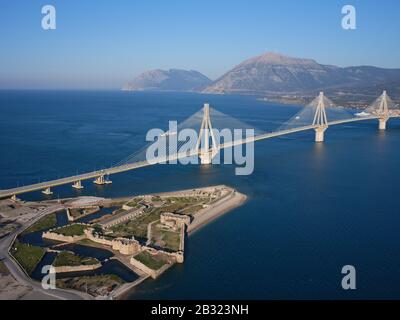 VUE AÉRIENNE.Grand pont suspendu à câble traversant la partie la plus étroite du golfe de Corinthe.Entre les villes de Rio et d'Antirrio, Grèce. Banque D'Images