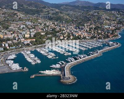 VUE AÉRIENNE.Port de plaisance de San Remo.Province d'Imperia, Ligurie, Italie. Banque D'Images