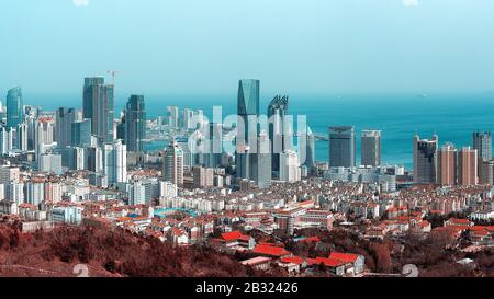 Shandong, Shandong, Chine. 4 mars 2020. Shandong, CHINE-le paysage urbain de Qingdao, province de Shandong.Cette ville de bord de mer a les vagues bleues qui déchient la mer, les mouettes qui vivent sur la mer, la plage pleine de soleil, l'architecture européenne qui porte l'histoire et la culture, le paysage est unique et beau. Crédit: Sipa Asia/Zuma Wire/Alay Live News Banque D'Images