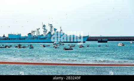 Shandong, Shandong, Chine. 4 mars 2020. Shandong, CHINE-le paysage urbain de Qingdao, province de Shandong.Cette ville de bord de mer a les vagues bleues qui déchient la mer, les mouettes qui vivent sur la mer, la plage pleine de soleil, l'architecture européenne qui porte l'histoire et la culture, le paysage est unique et beau. Crédit: Sipa Asia/Zuma Wire/Alay Live News Banque D'Images