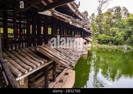 Un pont de la pluie du vent dans les jardins du Musée Provincial du Guangxi, Nanning, Chine. Banque D'Images