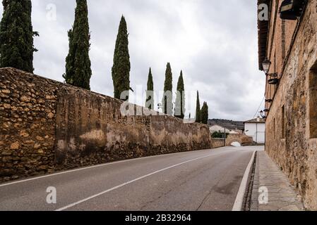 Route dans la ville médiévale de Pastrana en Espagne. Banque D'Images