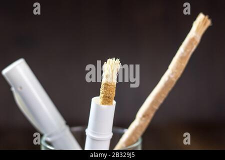 Miswak ou siwak dans un verre. Superbe photo pour vos besoins. Banque D'Images