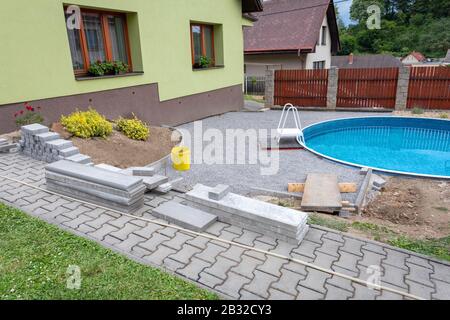 Piscine en construction, remplacement du pavé d'interverrouillage dans la maison de campagne rurale Banque D'Images