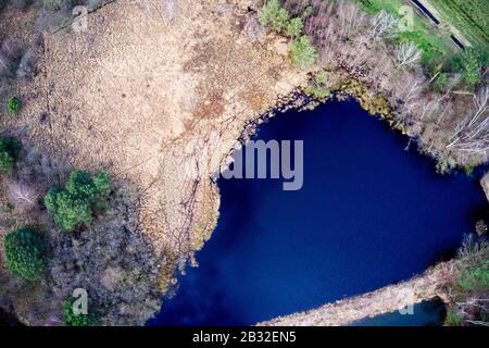 Vue aérienne, verticale vers le bas, d'un lac bleu dans la bruyère Banque D'Images