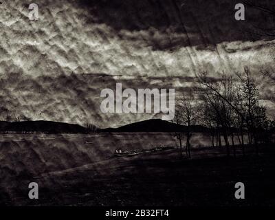 Lac Plastiras ou réservoir de Tavropos situé dans la région de Karditsa, au centre de la Grèce. Double exposition pour un look vintage. Banque D'Images