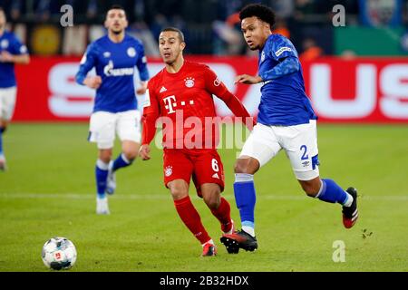 3 mars 2020 Gelsenkirchen, Allemagne Soccer Schalke 04 - Bayern Munich L-R: Thiago du FC Bayern Munchen et Weston McKennie de Schalke 04 Banque D'Images