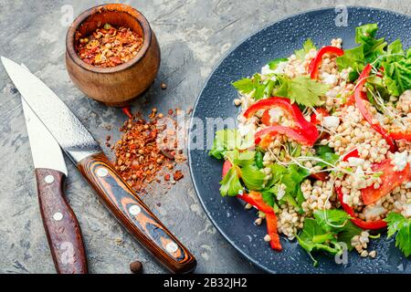 Salade de légumes au sarrasin vert avec branches de céleri, microgreens et épinards Banque D'Images