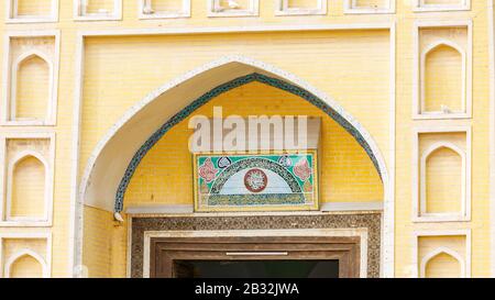 Détail de la porte d'entrée de La Mosquée Id Kah. Arche caractéristique et inscriptions arabes. De nombreuses personnes de la minorité ouyghour en Chine sont musulmanes. Banque D'Images