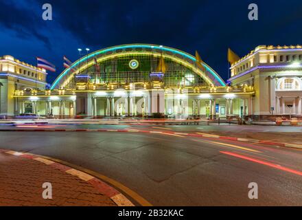 Gare de Bangkok (gare de Hua Lamphong, MRT) la nuit à Bangkok, Thaïlande. Banque D'Images