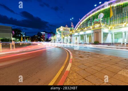 Gare de Bangkok (gare de Hua Lamphong, MRT) la nuit à Bangkok, Thaïlande. Banque D'Images