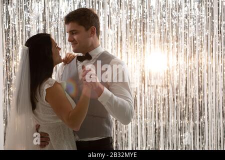 Couple dansant le jour de leur mariage Banque D'Images