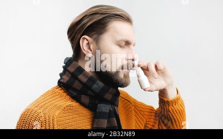 L'homme à l'aide de spray nasal Banque D'Images