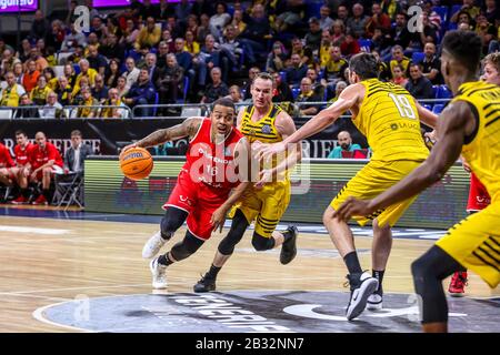 Troy caupain (filou oostende) en action , contrecarré de marcelinho huertas (iberostar tenerife) et giorgi shermadini (iberostar tenerife) pendant Ibe Banque D'Images