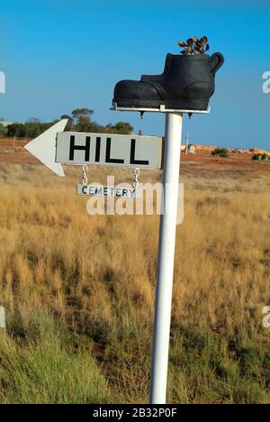 Signe humoristique au cimetière, alias Boot Hill, à Coober Pedy, en Australie Banque D'Images