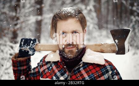 Homme avec tête de hache Banque D'Images