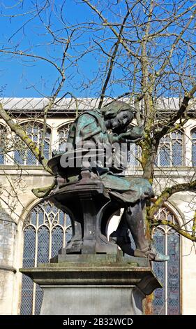 Vue sur la statue de Sir Thomas Browne érigée à Hay Hill en 1905 à Norwich, Norfolk, Angleterre, Royaume-Uni, Europe. Banque D'Images