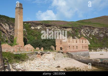 La brique abandonnée travaille à Porth Wen sur l'île d'Anglesey, au Pays de Galles Banque D'Images