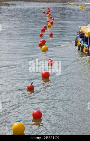 Marker Buoys à la suite d'un ferry pour passagers dans le port de Bristol au Royaume-Uni Banque D'Images