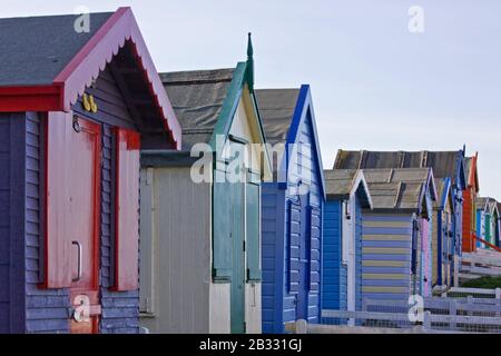 Ligne de Chalets de vacances Shrtbed en hiver sur la côte anglaise Banque D'Images