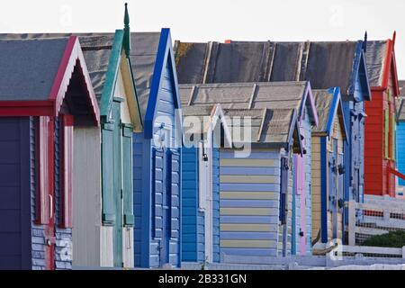 Ligne de chalets De vacances Enfermés en hiver sur la côte anglaise Banque D'Images