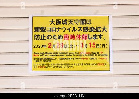 Un avis informant de la fermeture temporaire est affiché au château d'Osaka à Osaka, au Japon, le 3 mars 2020, au milieu de la nouvelle propagation du coronavirus. Crédit: Aflo/Alay Live News Banque D'Images