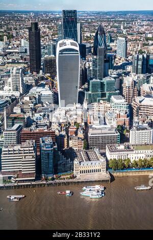 Vue sur le quartier financier de la ville de Londres avec la Tour 42, les gratte-ciel Walkie-Talkie, Cheesegrater, le Gherkin et le Willis Building. Banque D'Images