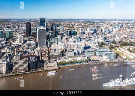 Vue sur le quartier financier de la ville de Londres avec la Tour 42, les gratte-ciel Walkie-Talkie, Cheesegrater, le Gherkin et le Willis Building. Banque D'Images