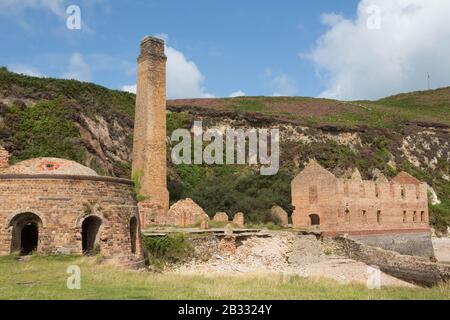 La brique abandonnée travaille à Porth Wen sur l'île d'Anglesey, au Pays de Galles Banque D'Images